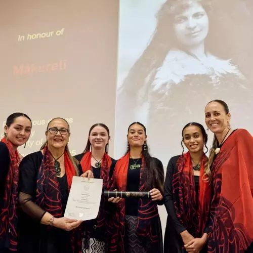  A photo of Dame Jacinda Ardern, former Prime Minister of New Zealand, June Northcroft Grant and her granddaughter, great-nieces and great-nephews. 
