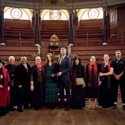 June Northcroft Grant, who received the certificate on behalf of Mākereti, joins other guests for a group photo in the Sheldonian Theatre after the graduation ceremony.