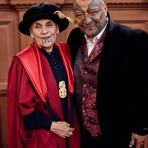  A photo of (left) Emeritus Professor Ngahuia Te Awekotuku and a representative of Mākereti's tribe. 