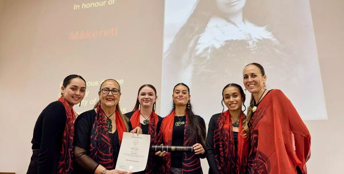  A photo of Dame Jacinda Ardern, former Prime Minister of New Zealand, June Northcroft Grant and her granddaughter, great-nieces and great-nephews. 